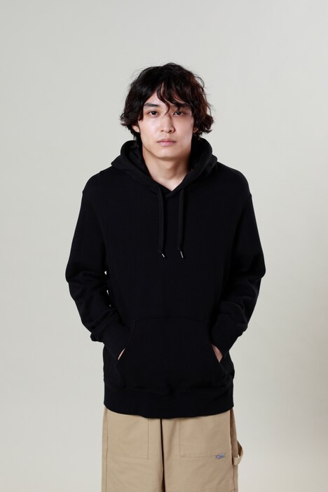 松岡広大扮する猫屋敷守。