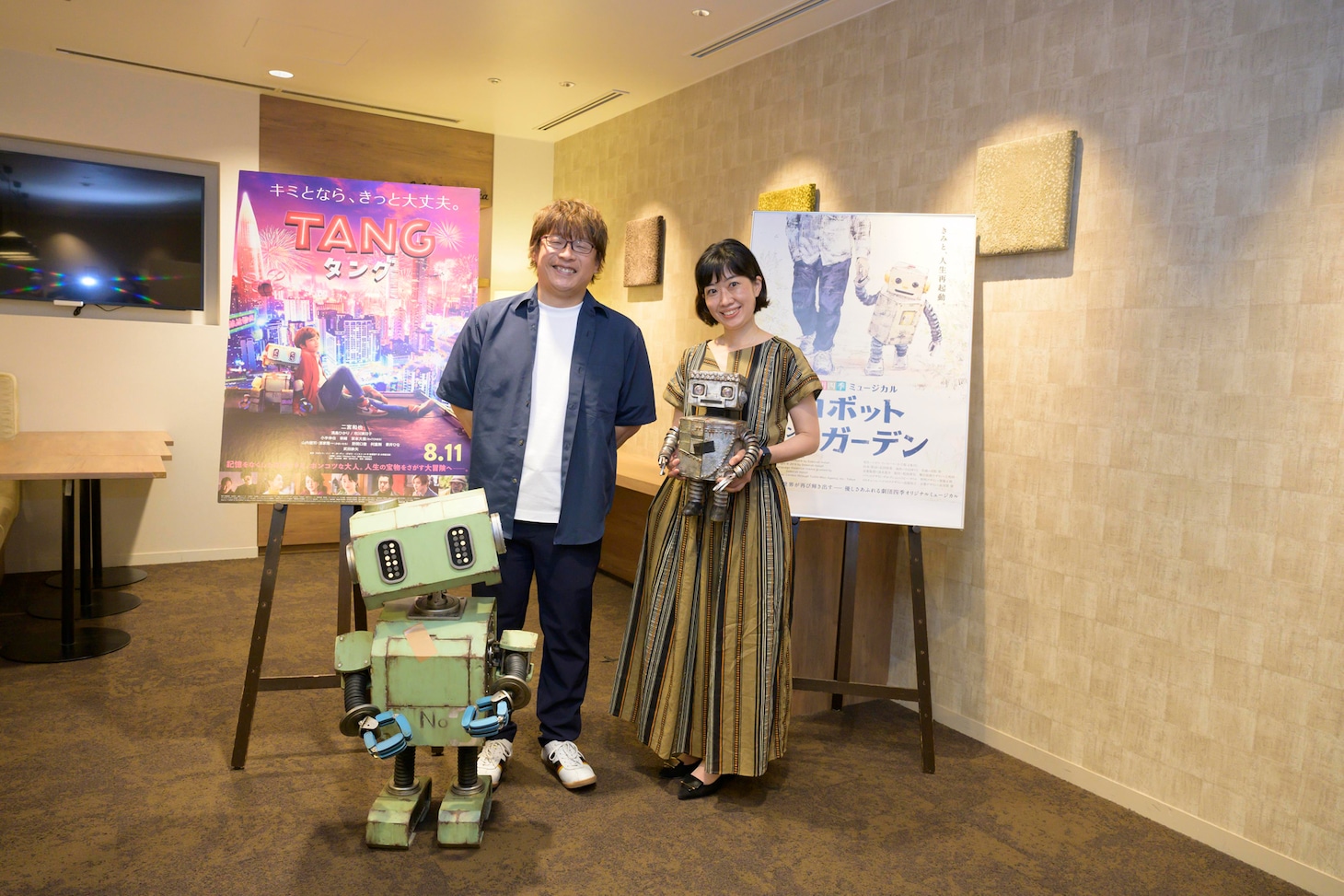 左から三木孝浩、小山ゆうな。