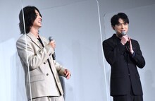 山崎賢人（左）と吉沢亮（右）。