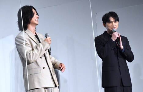 山崎賢人（左）と吉沢亮（右）。