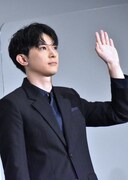 観客に手を振る吉沢亮。