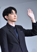 観客に手を振る吉沢亮。