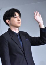 観客に手を振る吉沢亮。