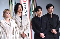 左から清野菜名、山崎賢人、吉沢亮、大沢たかお。