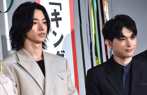 左から山崎賢人、吉沢亮。