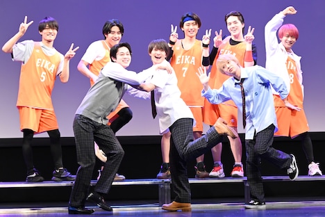 音楽に合わせてポーズを決めるキャストたち。