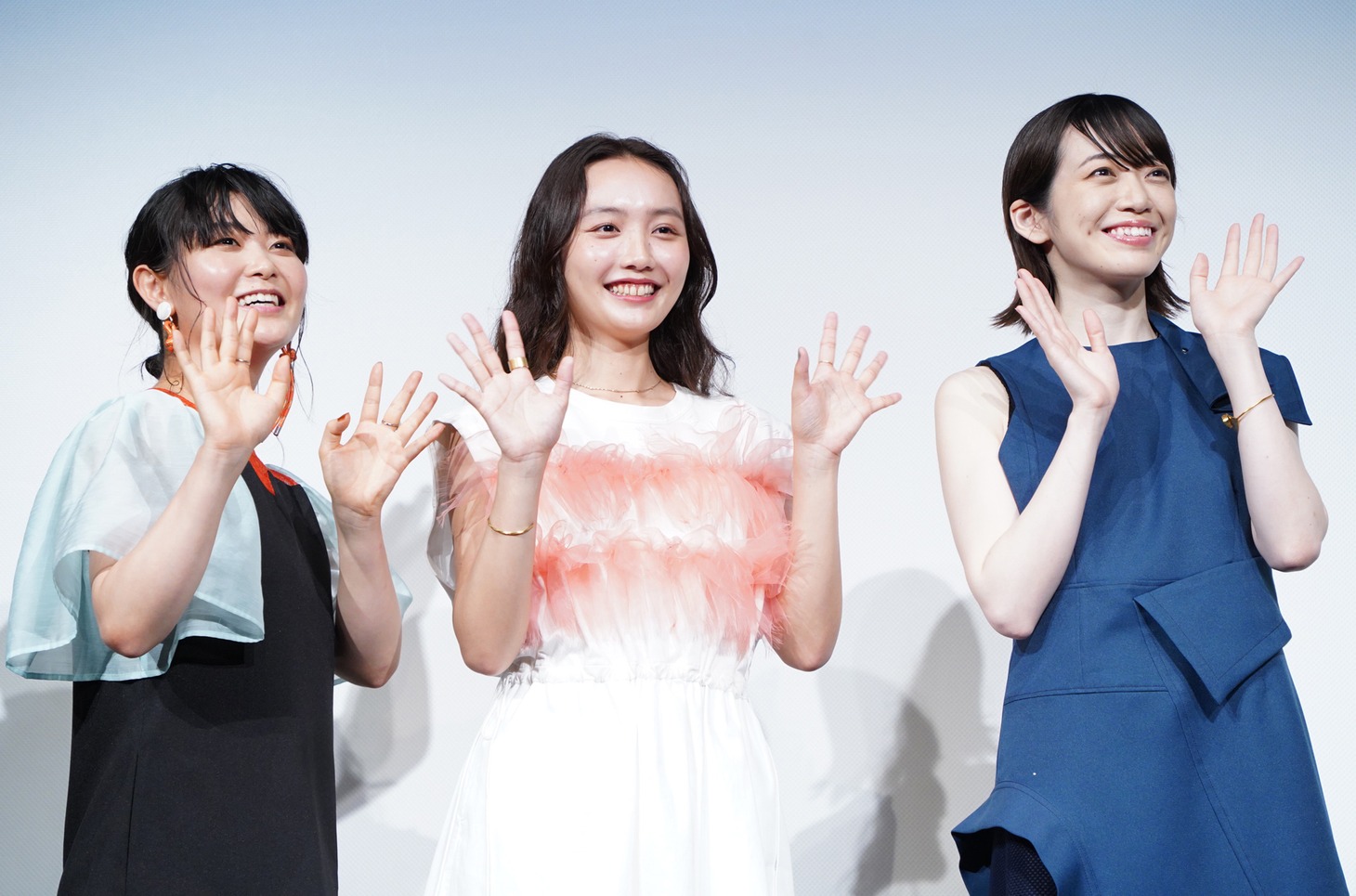 左から根矢涼香、手島実優、栗生みな。