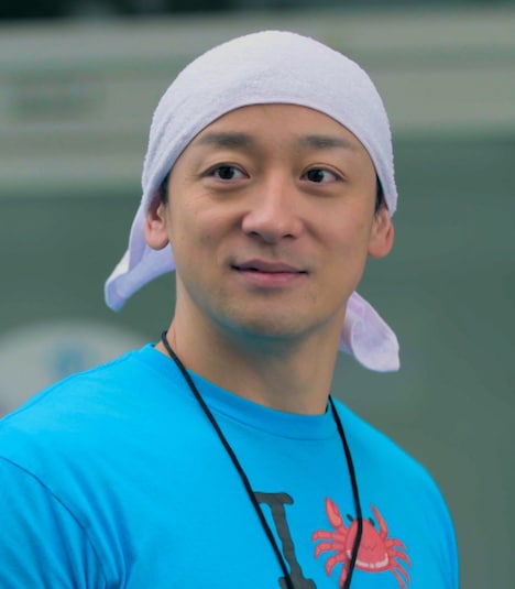 山本耕史演じる鏑木勉。 (c)「絶メシ Road」製作委員会