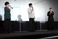 古川雄輝（中央）を褒めたたえる小林千晃（左）、大須賀純（右）。