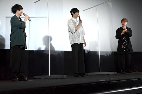 古川雄輝(中央)を褒めたたえる小林千晃(左)、大須賀純(右)。