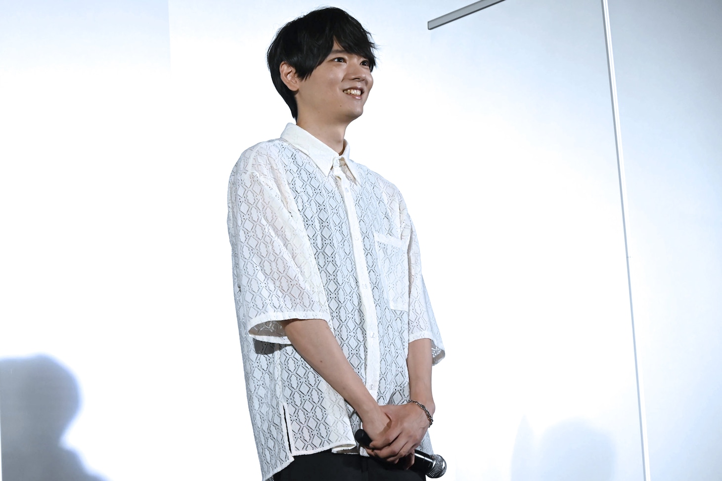 声優陣からの賛辞に笑みをこぼす古川雄輝。
