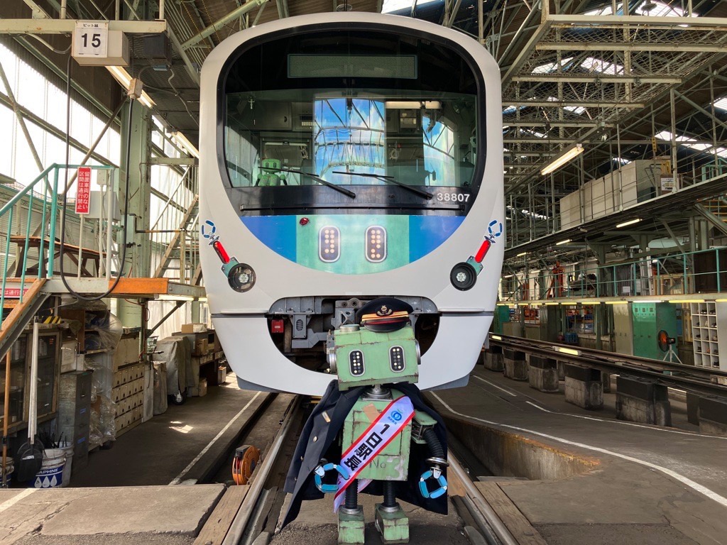 「TANG タング」×西武鉄道コラボラッピング電車出発式の様子。