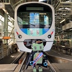 「TANG タング」×西武鉄道コラボ、健とタングが手つなぐラッピング電車が出発