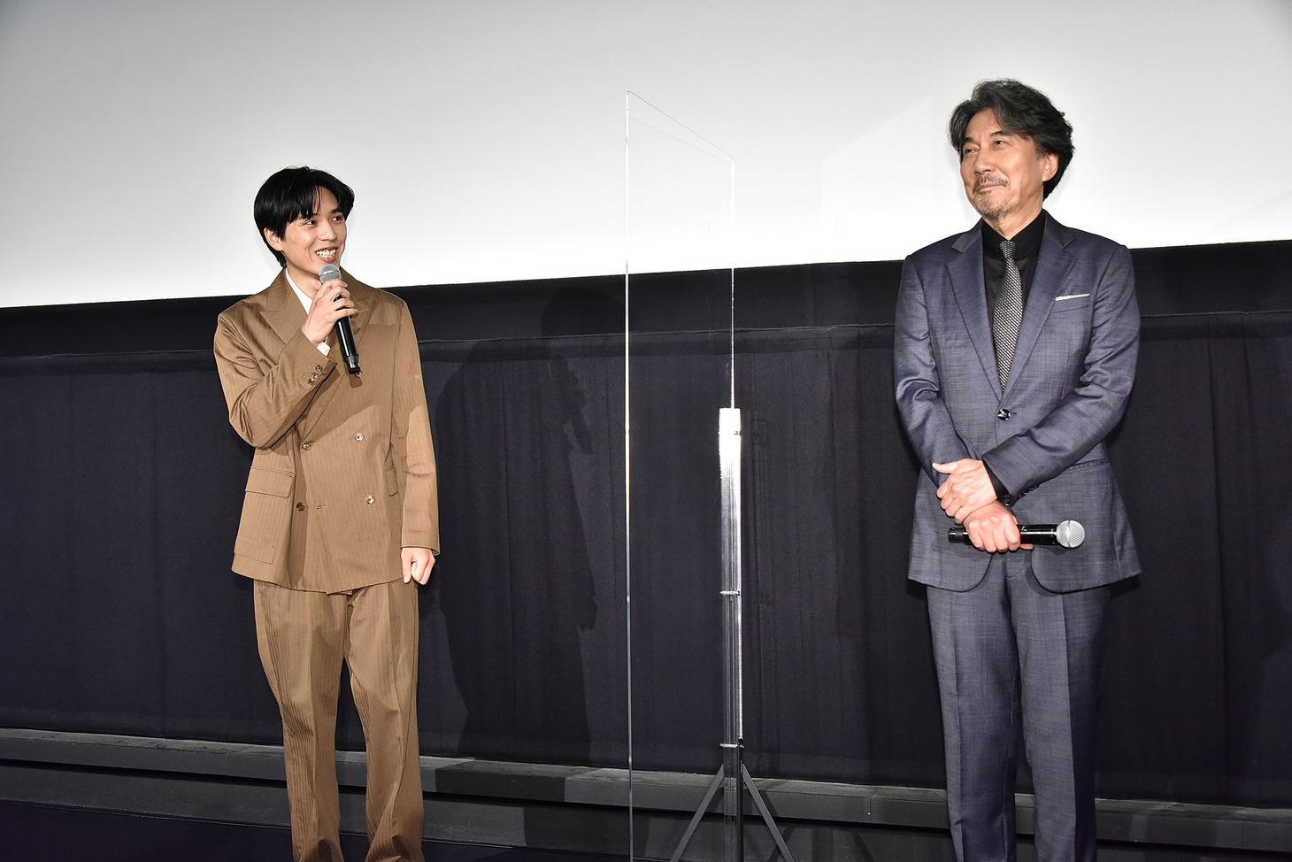左から坂東龍汰、役所広司。