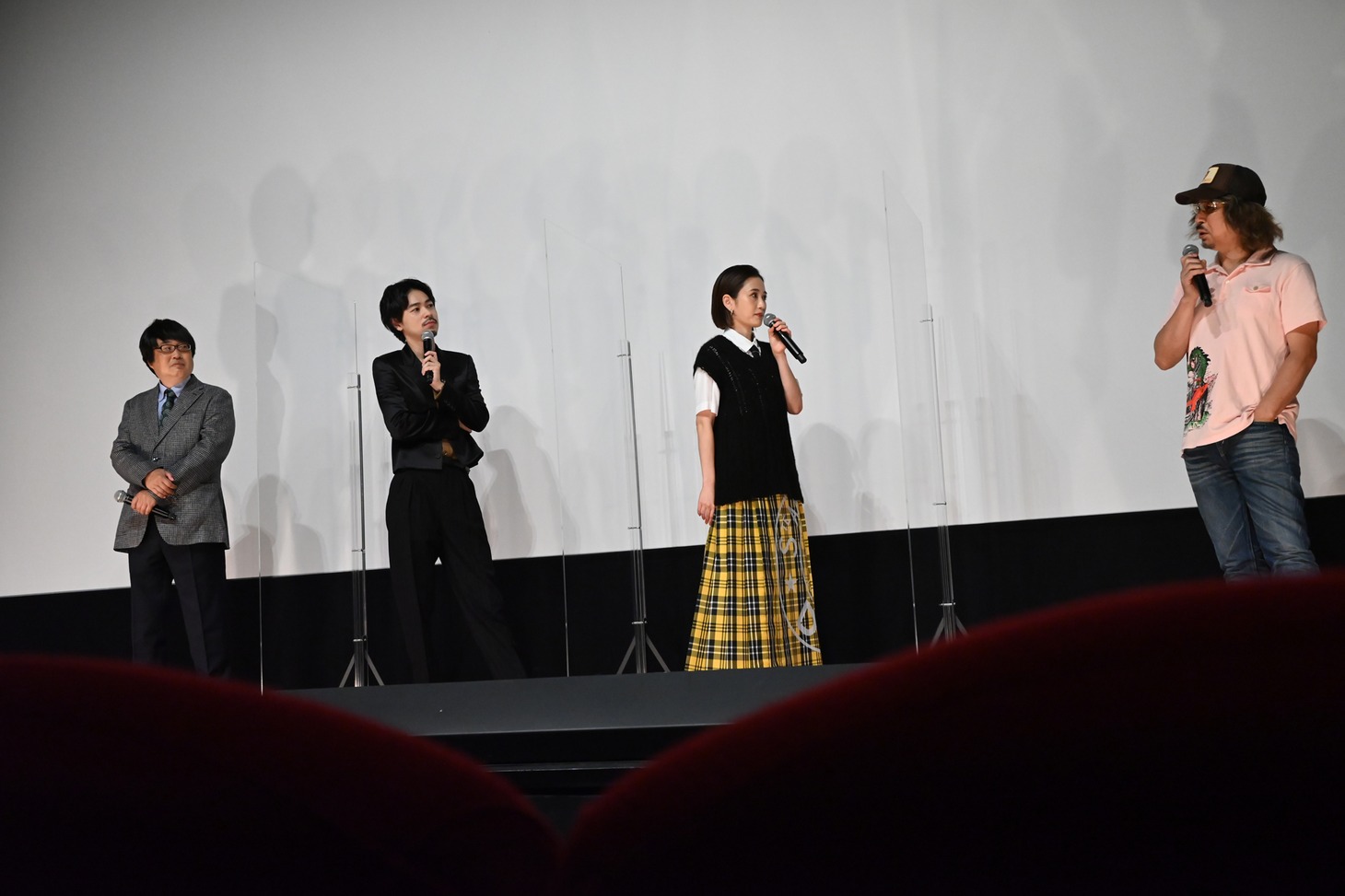 「コンビニエンス・ストーリー」完成披露舞台挨拶の様子。