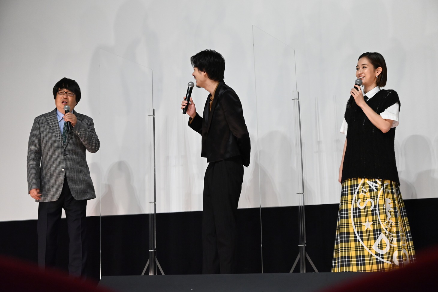 「コンビニエンス・ストーリー」完成披露舞台挨拶の様子。