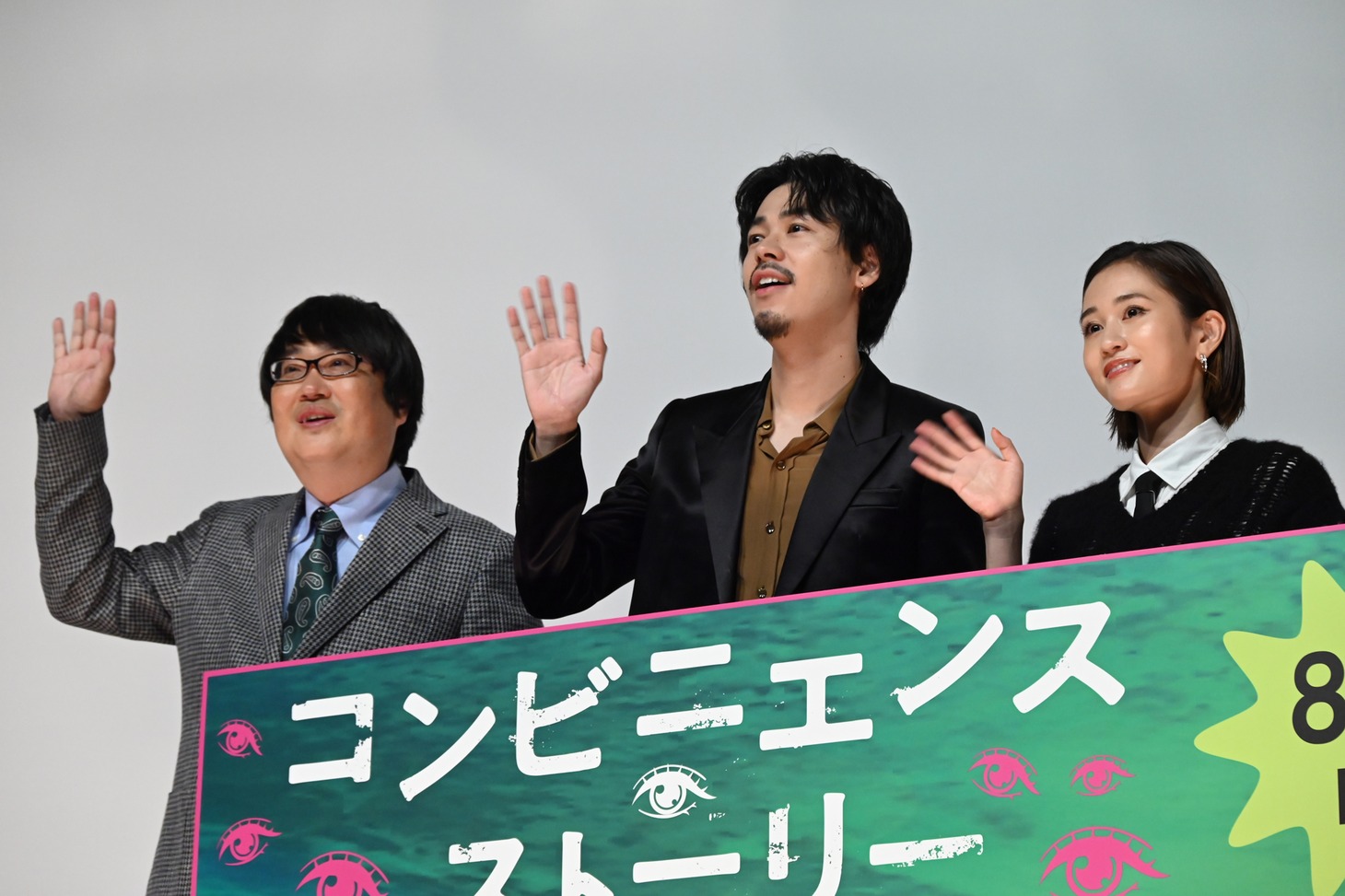 「コンビニエンス・ストーリー」完成披露舞台挨拶の様子。