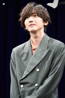 映画のお披露目を控え、そわそわする道枝駿佑。