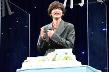 「ライブが始まるのかな？と思った」と話しつつ、サプライズ演出を喜ぶ道枝駿佑。