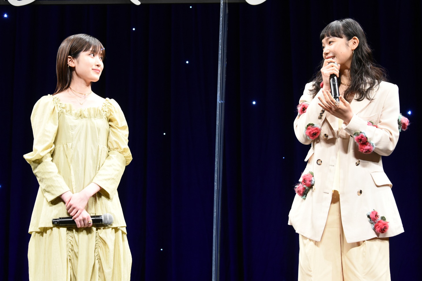 左から福本莉子、古川琴音。