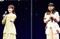 サプライズ成功を喜ぶ福本莉子（左）、古川琴音（右）。