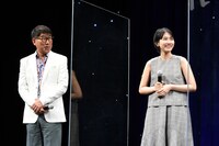 サプライズを受けた道枝駿佑の反応を見て喜ぶ亀田誠治（左）、松本穂香（右）。