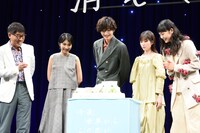 作品にちなんだバースデーケーキの装飾をうれしそうに見つめる登壇者たち。