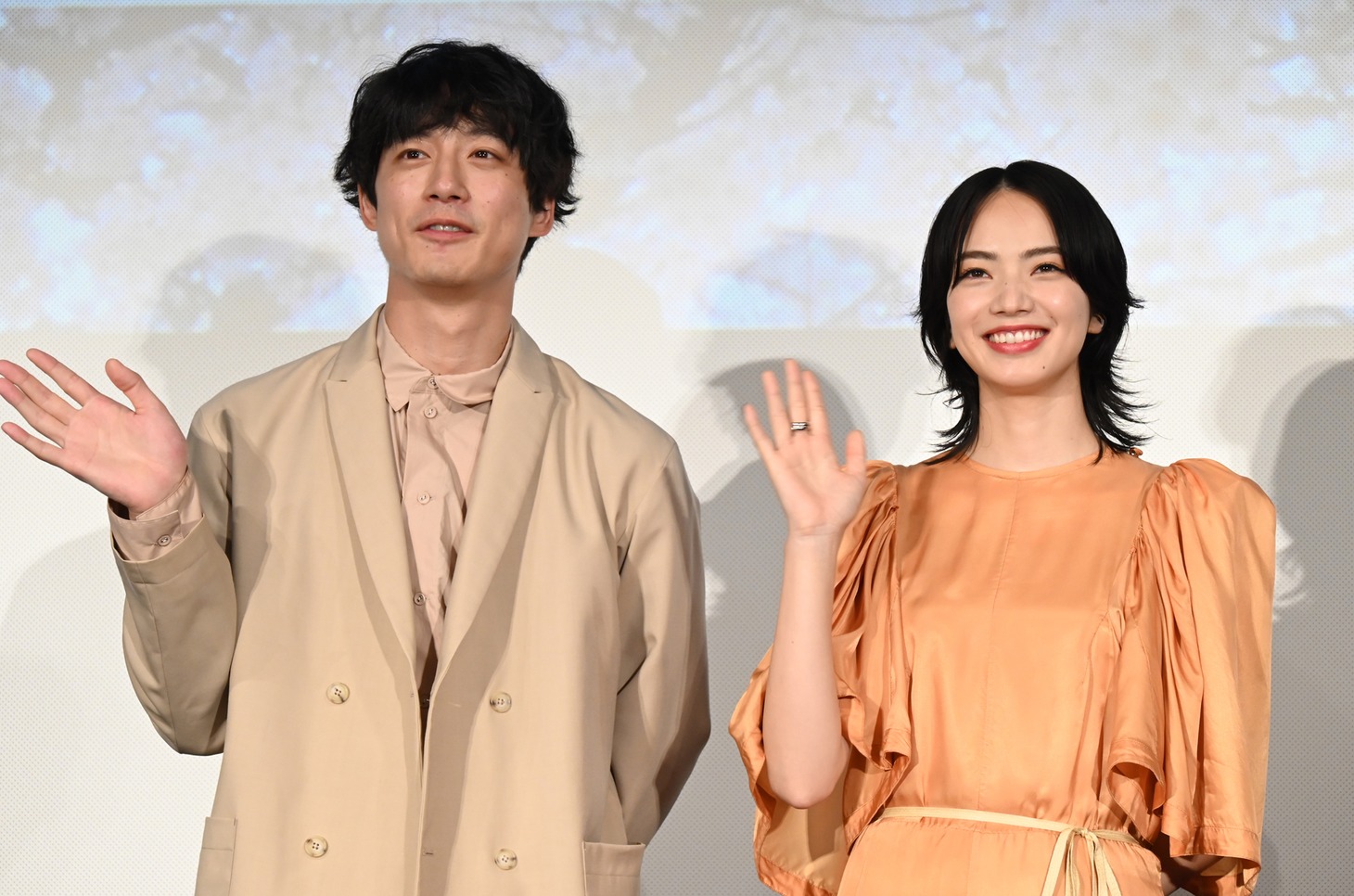 左から坂口健太郎、小松菜奈。