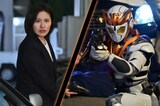 左から高山侑子扮する大門凛子、井桁弘恵が声を当てる仮面ライダーバルキリー。