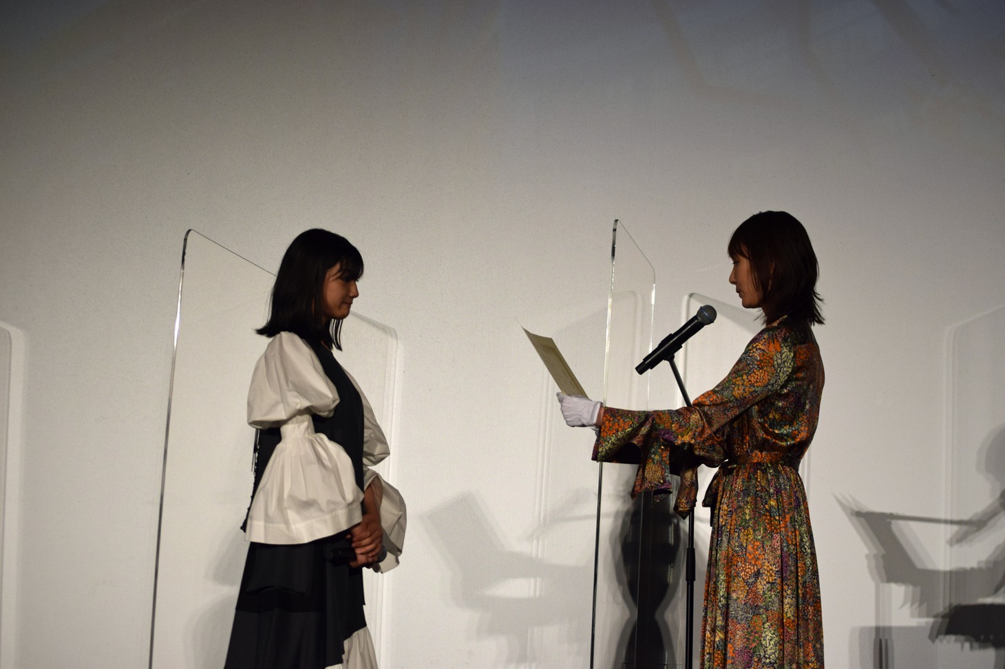 吉村文香に表彰状を渡す新垣結衣。