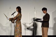 左から新垣結衣、神木隆之介。