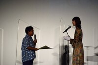 サニーマックレンドンに表彰状を渡す新垣結衣。