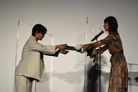 柴崎楓雅に表彰状を渡す新垣結衣。