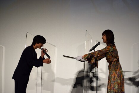 城桧吏に表彰状を渡す新垣結衣。