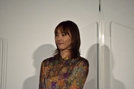 城桧吏による手紙の朗読を聞く新垣結衣。