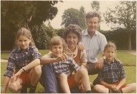 タウンゼンド家の家族写真。一番左がイザベル、右から2番目がピーター。イザベルは木に登ったりカメの世話をしたり、幸せな子供時代を過ごした。