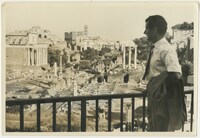 遺跡の前に立つピーター・タウンゼンド。