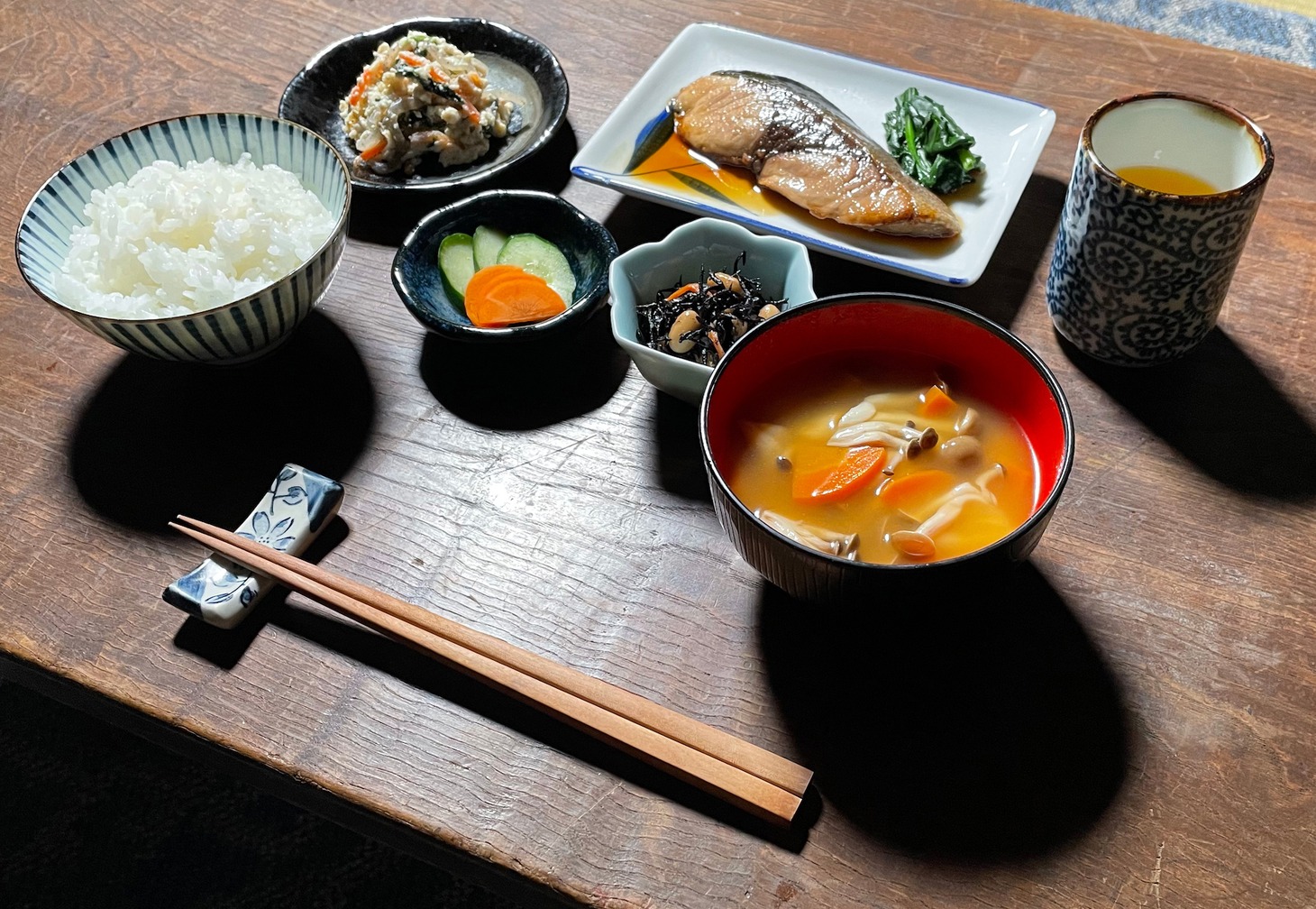 「劇場版 ねこ物件」より、ねこ飯の写真。