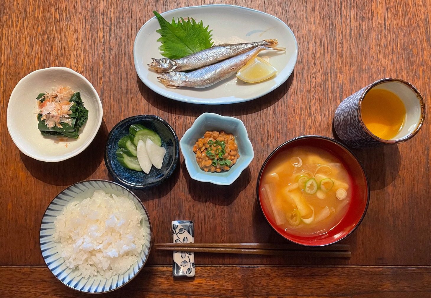 「劇場版 ねこ物件」より、ねこ飯の写真。