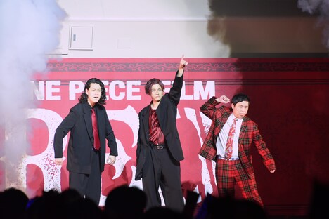 霜降り明星と山田裕貴（中央）。