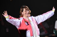 ウタ仕様のジャケットを着た名塚佳織。