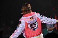 ウタ仕様のジャケットを着た名塚佳織。