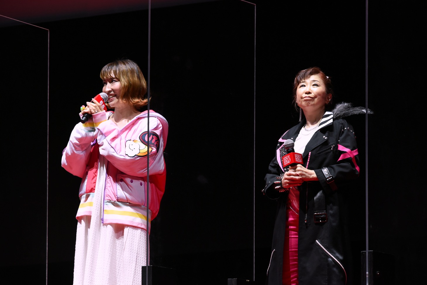 左から名塚佳織、田中真弓。