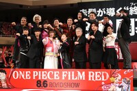「『ONE PIECE FILM RED』ワールドプレミアin日本武道館」に登場した霜降り明星（後列中央）ら。