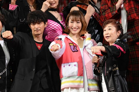 左から津田健次郎、名塚佳織、田中真弓。