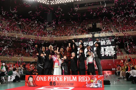 2022年7月に日本武道館で行われた「ONE PIECE FILM RED」ワールドプレミアでの銀テープの演出の様子。