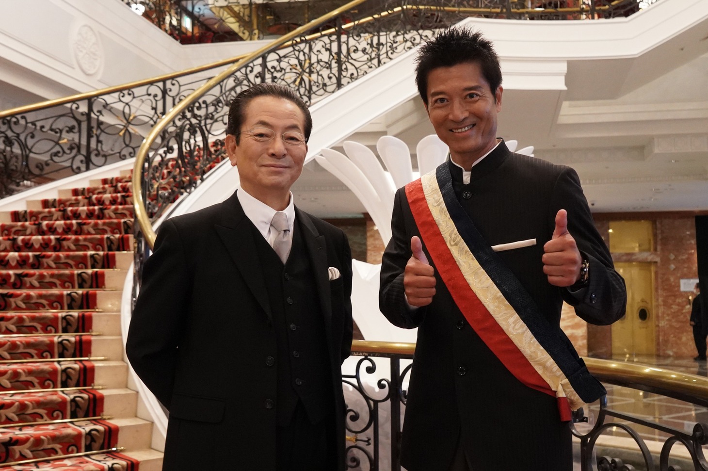 左から水谷豊、寺脇康文。