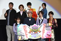 「暴太郎戦隊ドンブラザーズ THE MOVIE 新・初恋ヒーロー」公開記念舞台挨拶の様子。後列左から田崎竜太、鈴木浩文、柊太朗、別府由来。前列左から志田こはく、姜暢雄、樋口幸平、石川雷蔵。