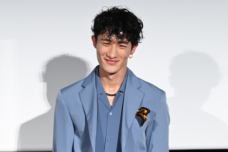 Snow Manメンバーからのメッセージ映像を、うれしそうな表情で見つめる岩本照。