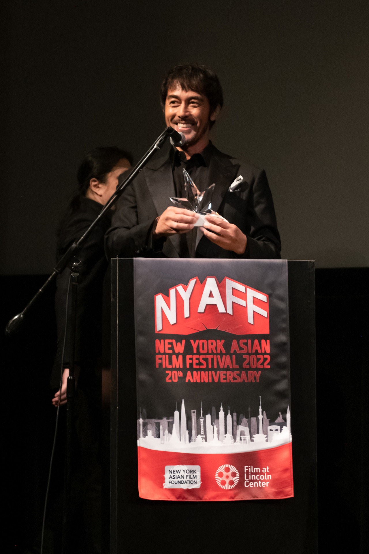 スター・アジア賞を受賞しスピーチする阿部寛。